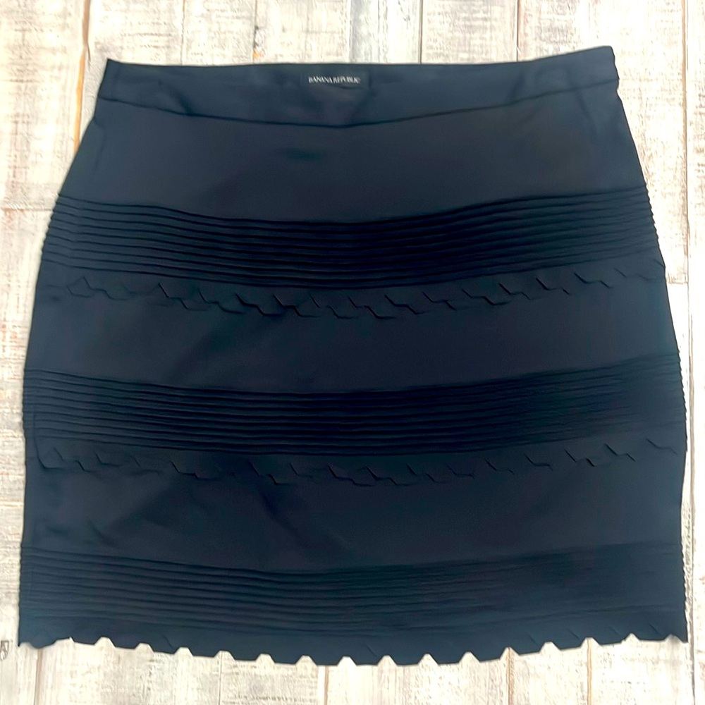 NWT Banana Republic Skirt Black Lightweight Lined Scalloped Bottom Size 8
